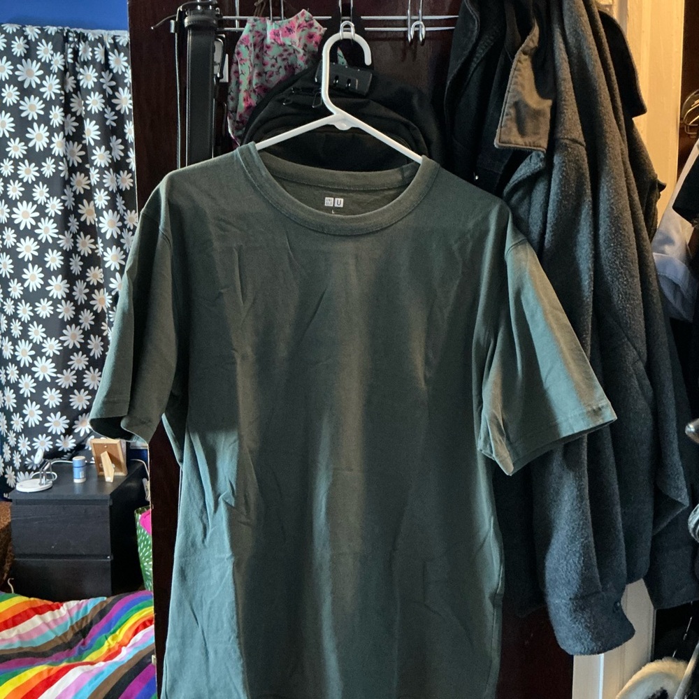Uniqlo Men's Dark Green Short Sleeve Tee